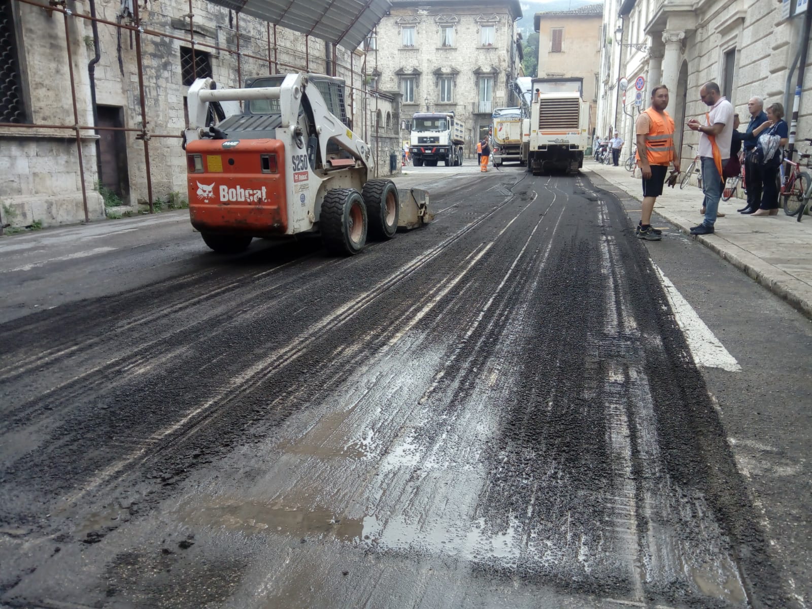 Nuovo asfalto in via delle Torri, <br> un guasto al macchinario <br> non rallenta i lavori