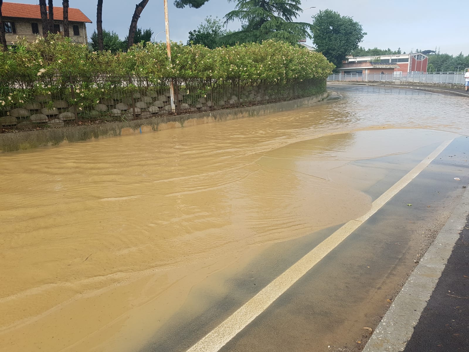 Nuova bomba d’acqua sulla città <br> Fiume di fango a Monticelli, <br> chiuso il sottopasso di via Aprutina