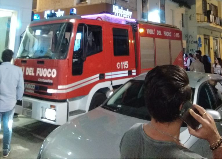 Panico nella via della movida, <br> ma è solo uno scooter a fuoco <br> <span> (Foto)