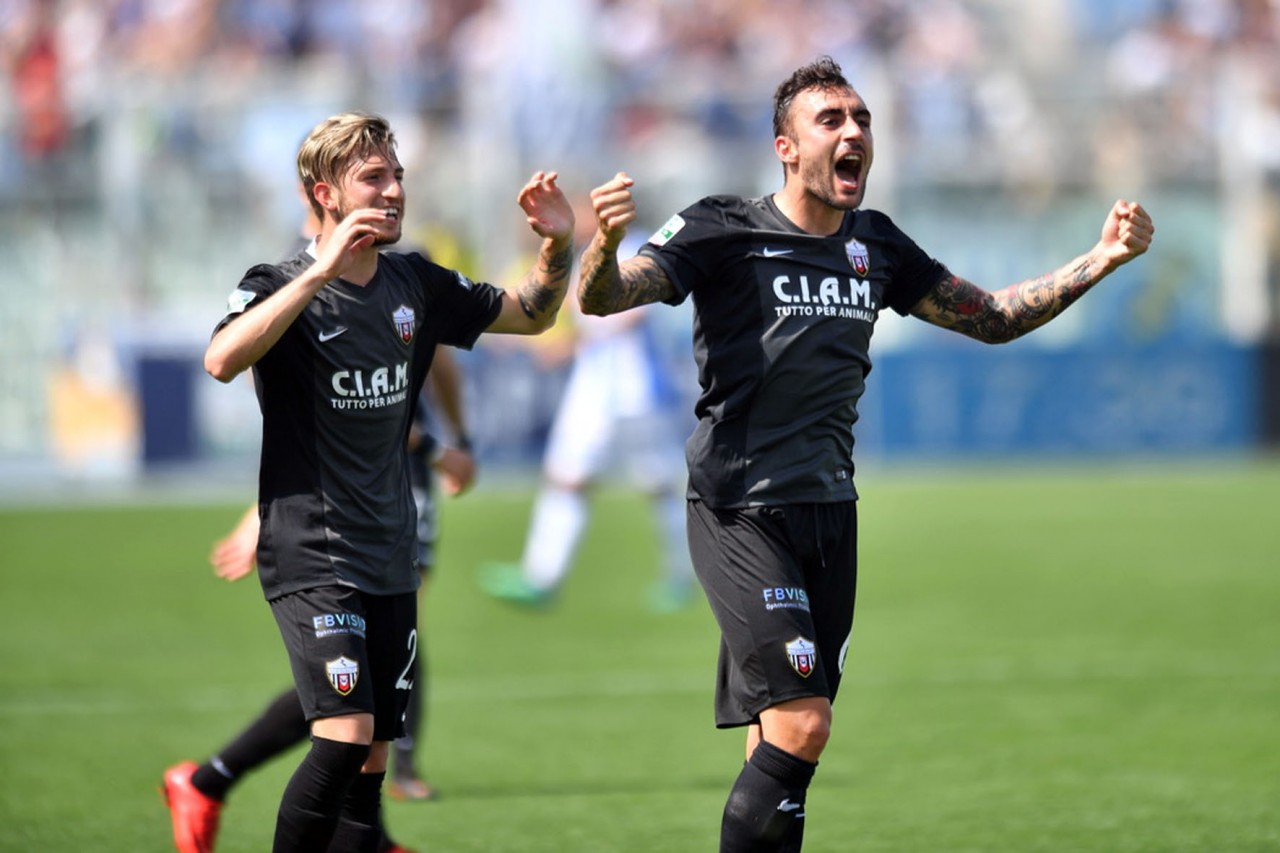 Un Ascoli super trionfa a Pescara <br> ma resta in zona playout <br> Sarà salvo battendo il Brescia <span> (Foto)