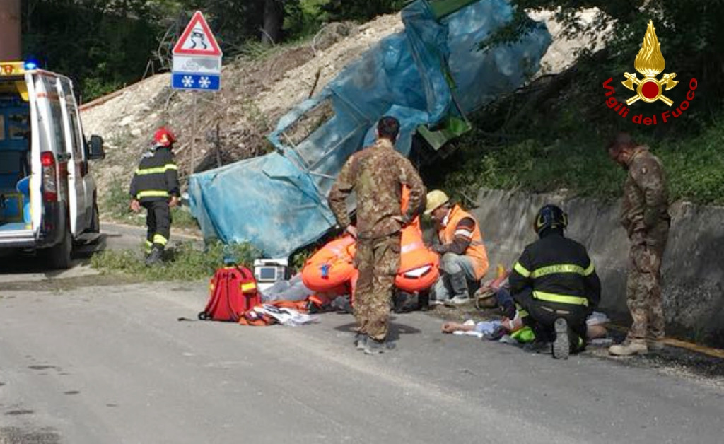 La piattaforma si ribalta, <br> gravi i tre operai precipitati: <br> stavano sistemando il cavalcavia