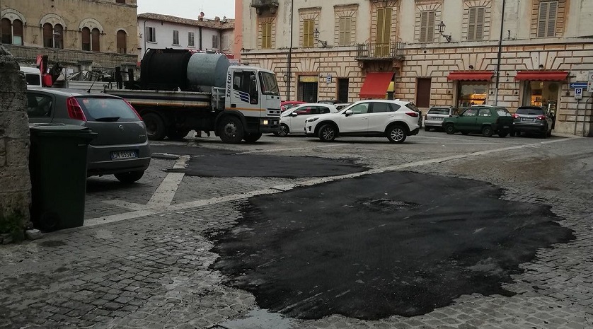 Asfalto e caos viabilità in centro <br> Lavori finiti a tempo record <br> e qualche “pezza” in regalo