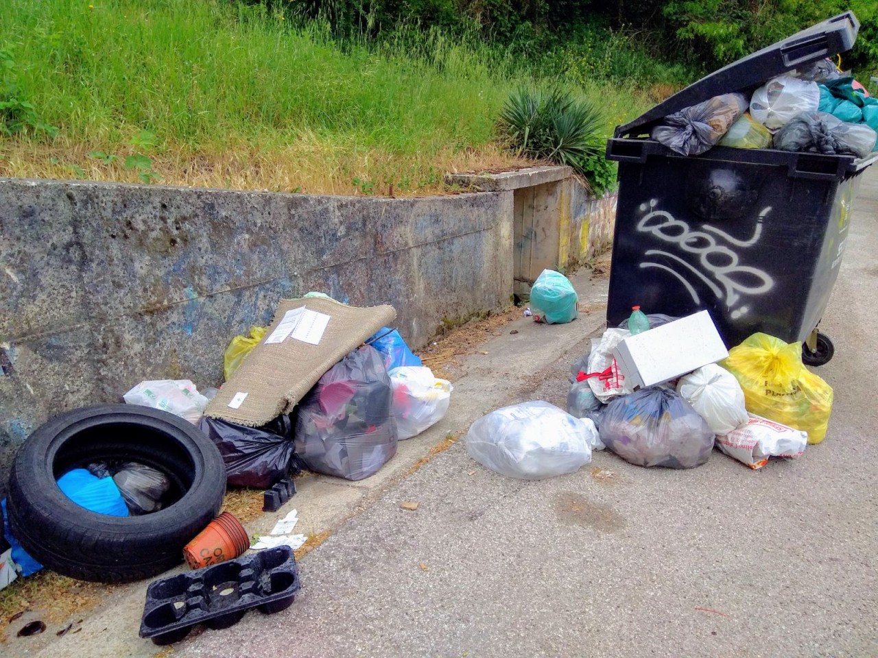 Rifiuti mal conferiti in strada, <br> la Polizia Locale “pizzica” <br> sei commercianti e quattro cittadini