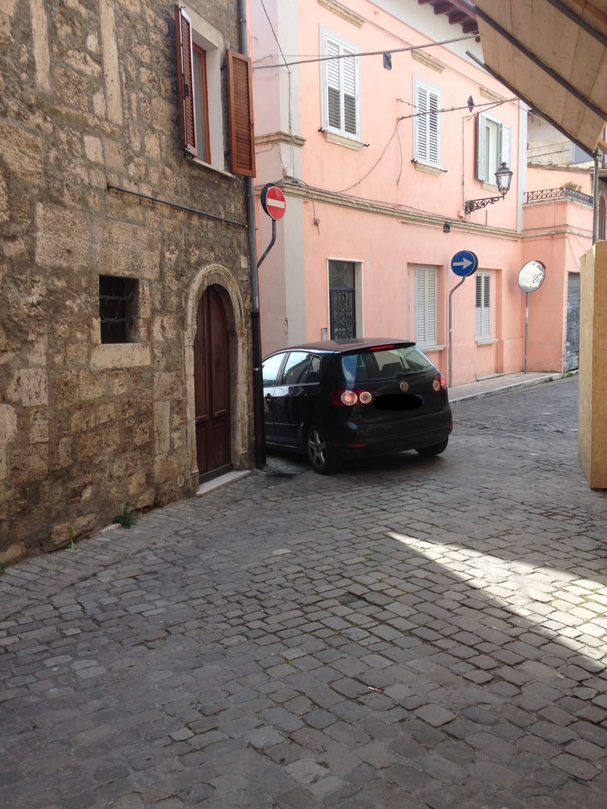Tutti allegramente in controsenso: <br> record di “furbetti” alla Piazzarola <br> <span> Le foto </span>