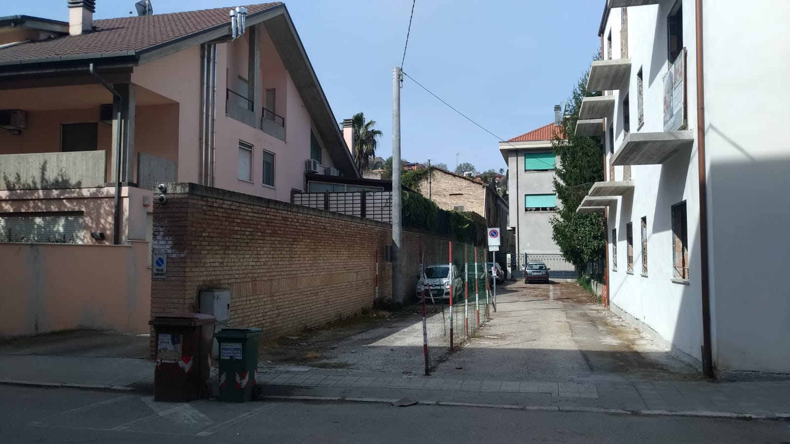 La via è un parcheggio privato <br> e il Comune lascia fare