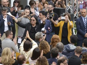 Parata di star a Sarnano <br> per inaugurare la nuova scuola, <br> Bocelli: «Il regalo l’avete fatto a noi»