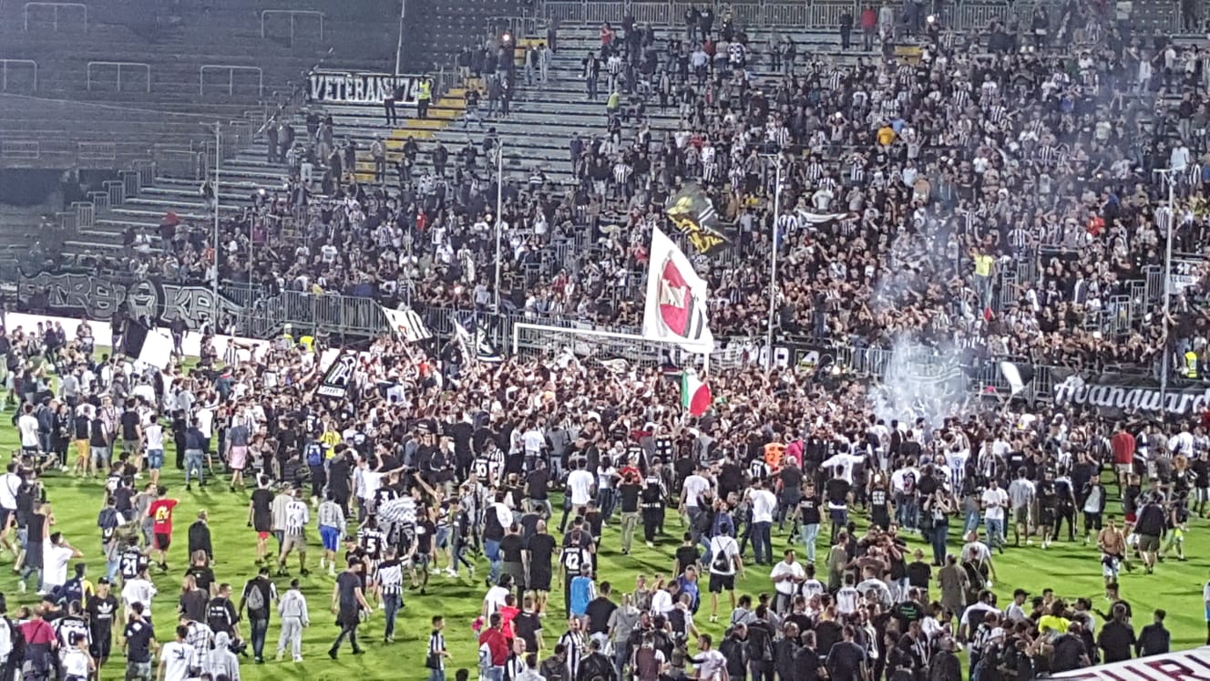 Sugli spalti batticuore per 11.000, <br> poi l’urlo liberatorio <br> e la festosa invasione di campo