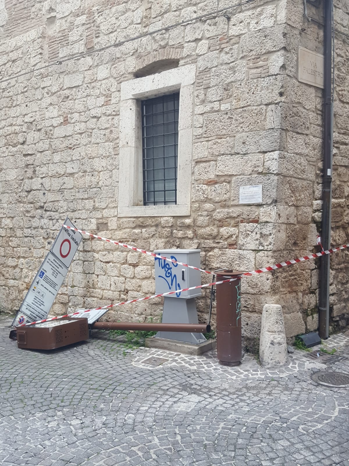Abbattuto da un camion <br> il varco di via Mercantini