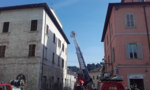 Piovono coppi giù dal tetto, <br> pompieri in azione in via Trebbiani <br> <span> (Foto e Video)