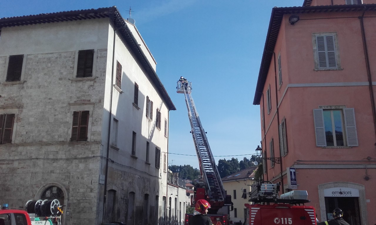 Piovono coppi giù dal tetto, <br> pompieri in azione in via Trebbiani <br> <span> (Foto e Video)