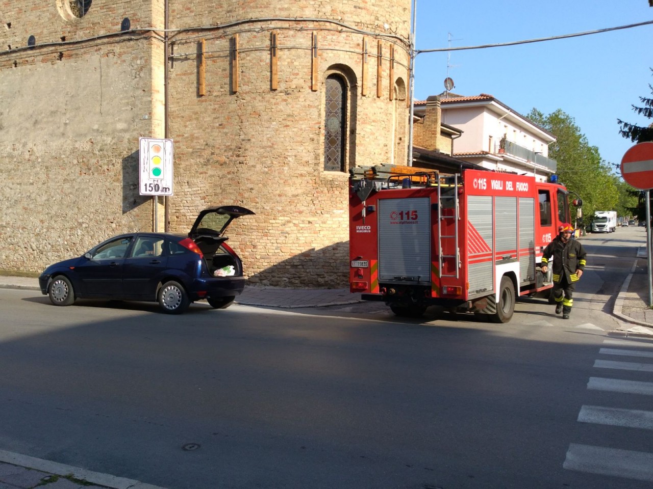 I pompieri salvano un’auto <br> dalle fiamme sulla Statale