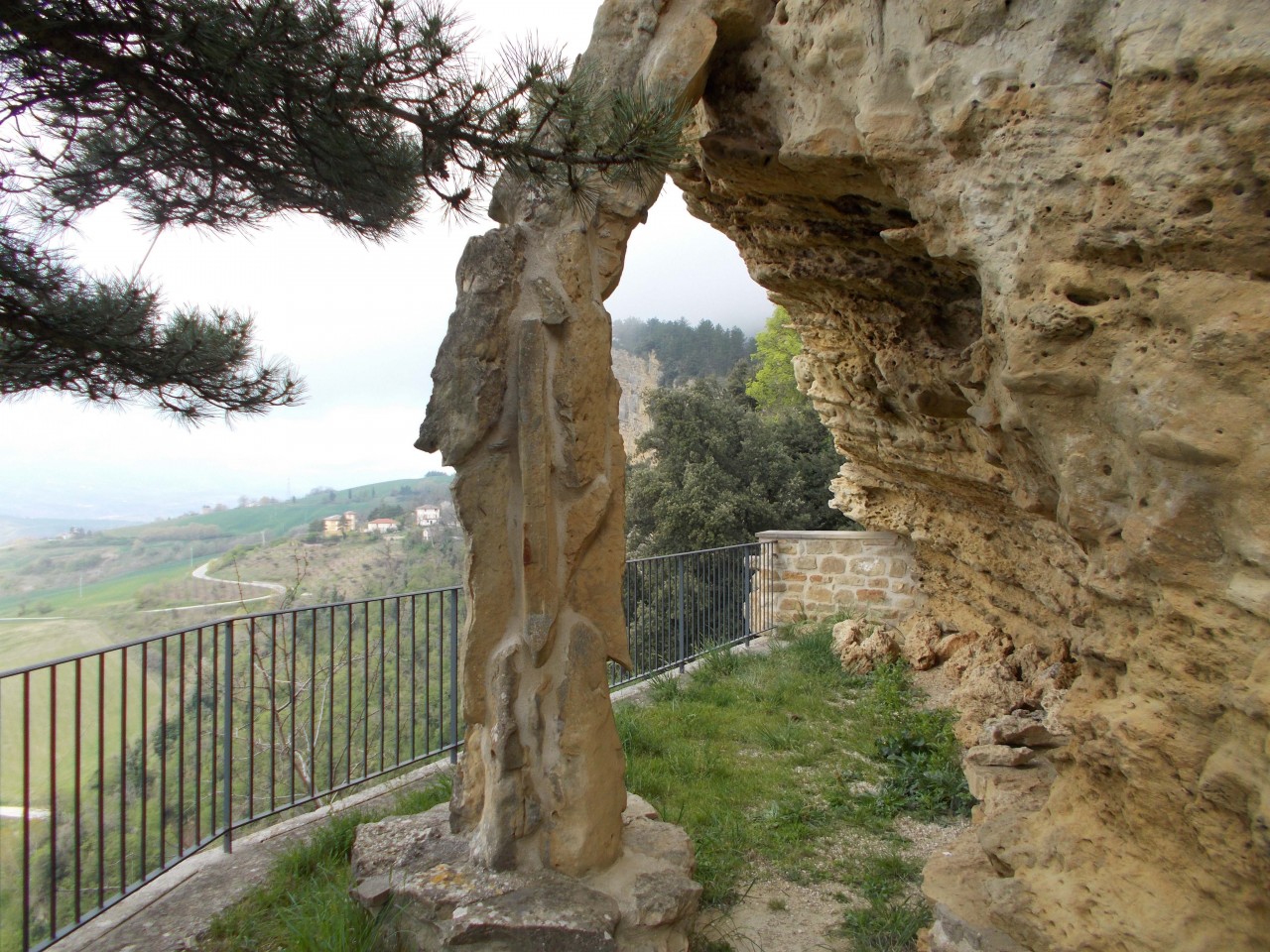 Uno sguardo dalla rupe <br> Monte Falcone e la fessa fossilifera <br> <span> Foto </span>