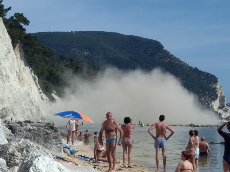 Un boato e il crollo, <br> frana la falesia tra Numana e Sirolo