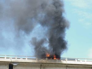 Furgone a fuoco sull’autostrada <br> Nessun ferito, traffico rallentato <br> <span> (Foto e Video)