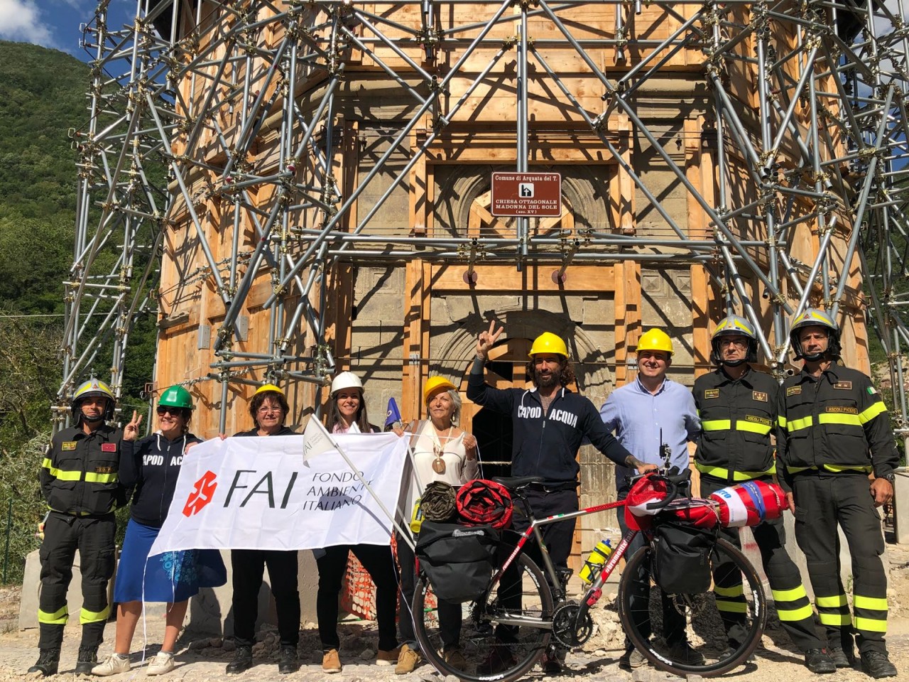 Brumotti tra i terremotati: <br> «Gente che non molla mai» <br> Rimozione delle macerie a Capodacqua