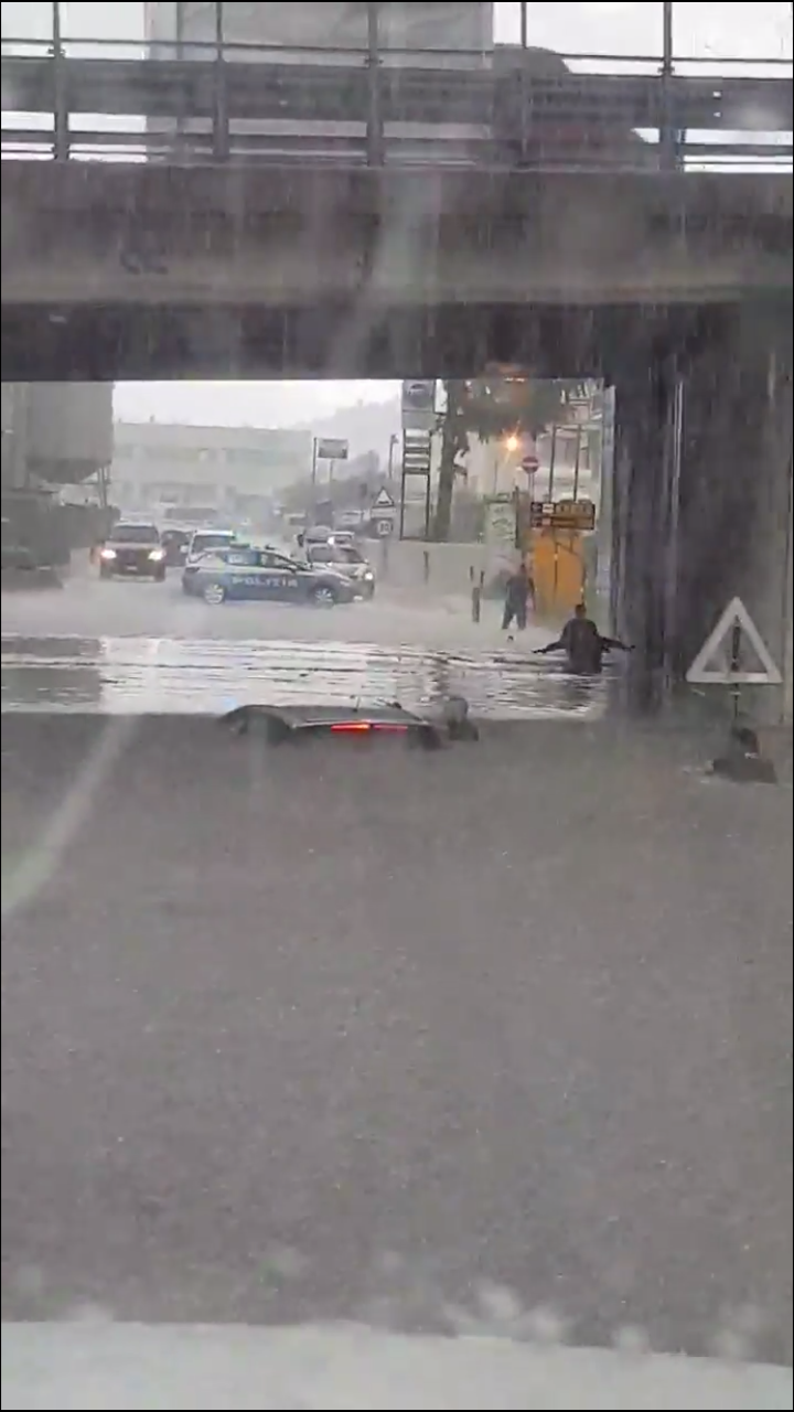 Rischiano di annegare nel sottopasso, <br> salvate dalla polizia <span> (Video) </span>