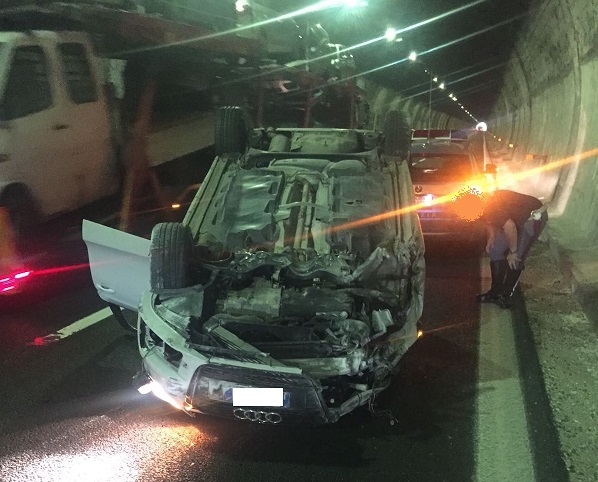 Auto si ribalta in galleria, <br> paura in autostrada (Foto)