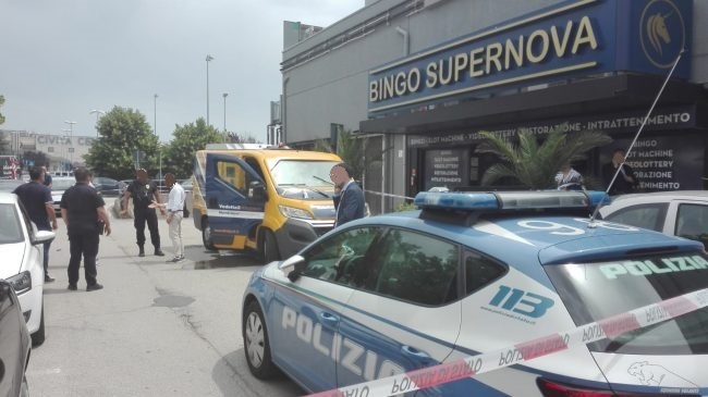 Assalto al portavalori: <br> i banditi sparano col kalashnikov <br> Ricerche lungo tutta la costa adriatica