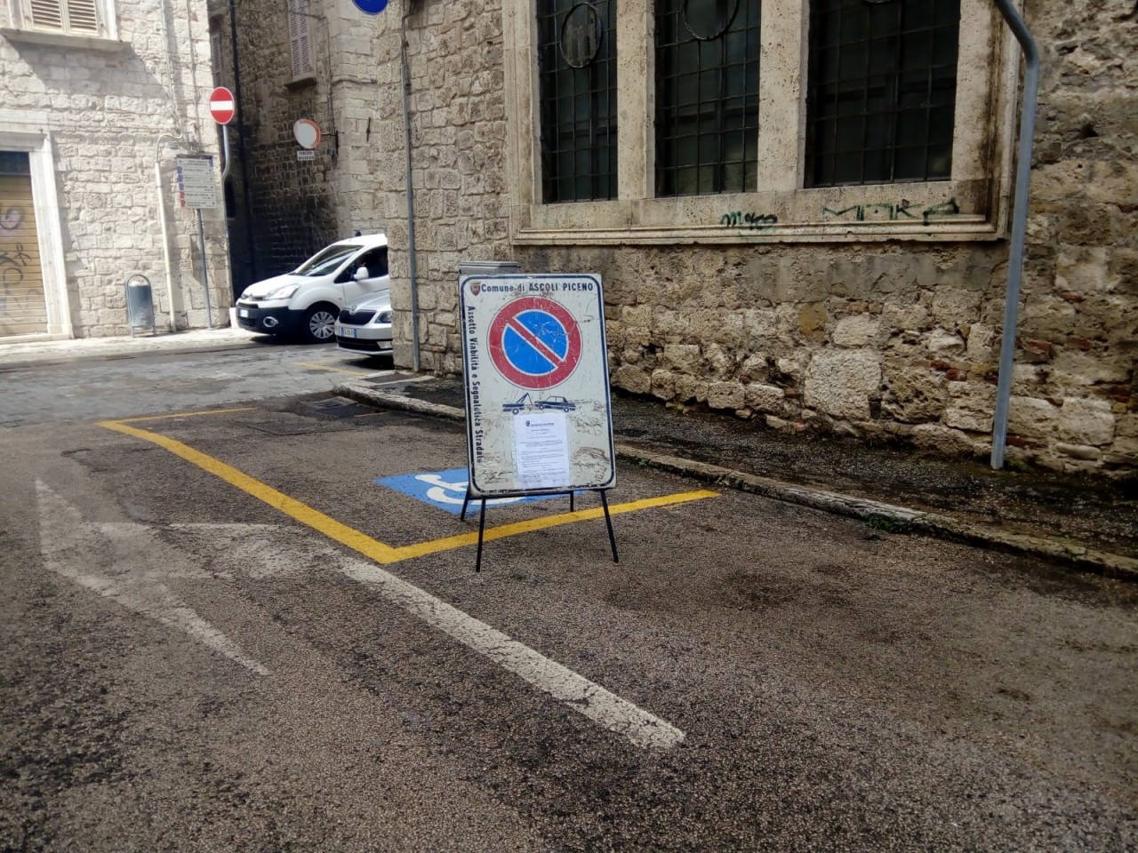 Parcheggi requisiti <br> in via dei Templari, <br> scatta la protesta dei residenti