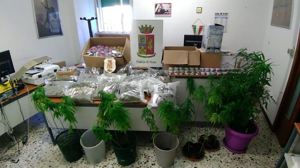 Operazione “Cannabis light shop”, <br> sequestrati oltre 13 kg di “maria”: <br> arrestato un 51enne