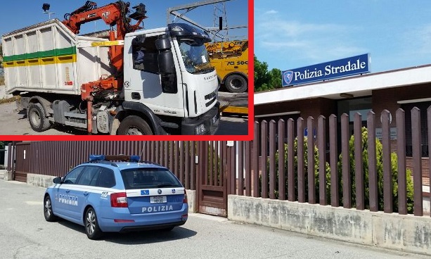 Cerca di speronare la Polizia <br> poi si lancia dall’abitacolo: <br> autocarro impazzito in A14