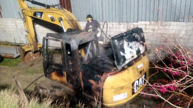 Paura in viale dello Sport, <br> escavatore va a fuoco <br> vicino la caserma dei Carabinieri