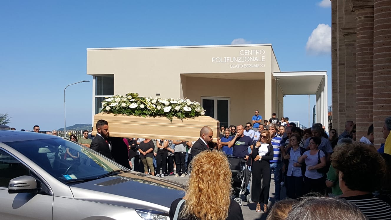 «Dario era amico di tutti <br> come Lazzaro per Gesù» <br> Folla ai funerali del giovane offidano