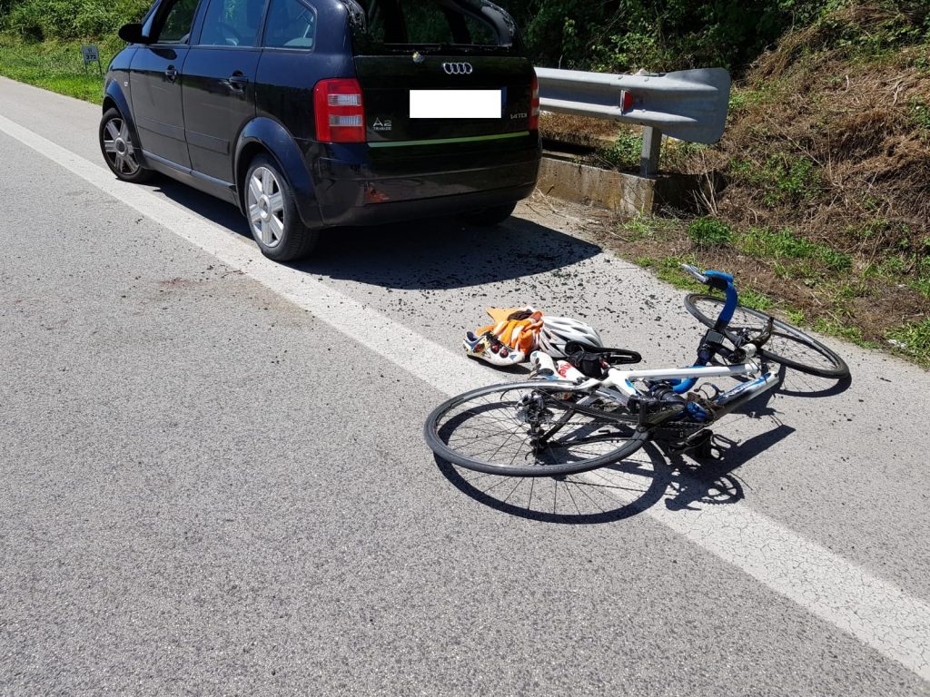 Urta un’auto e sfonda <br> il parabrezza: grave un ciclista <br> (Foto e Video)