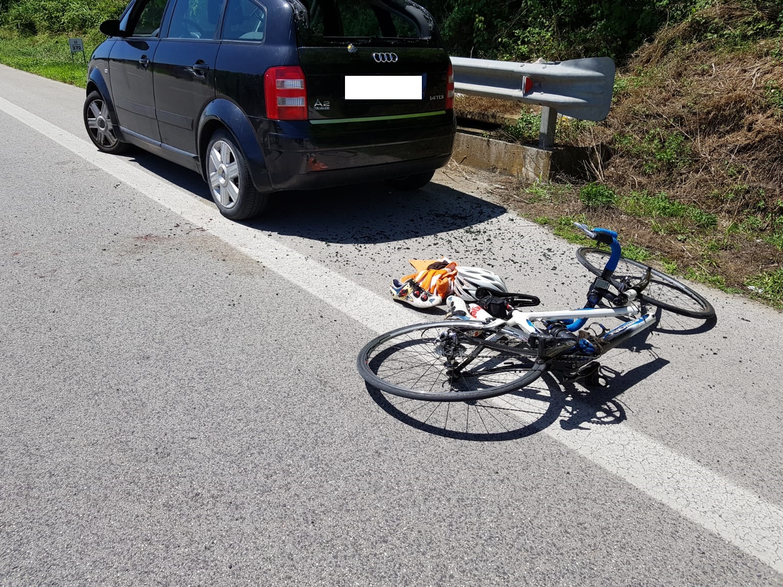 Urta un’auto e sfonda <br> il parabrezza: grave un ciclista <br> (Foto e Video)