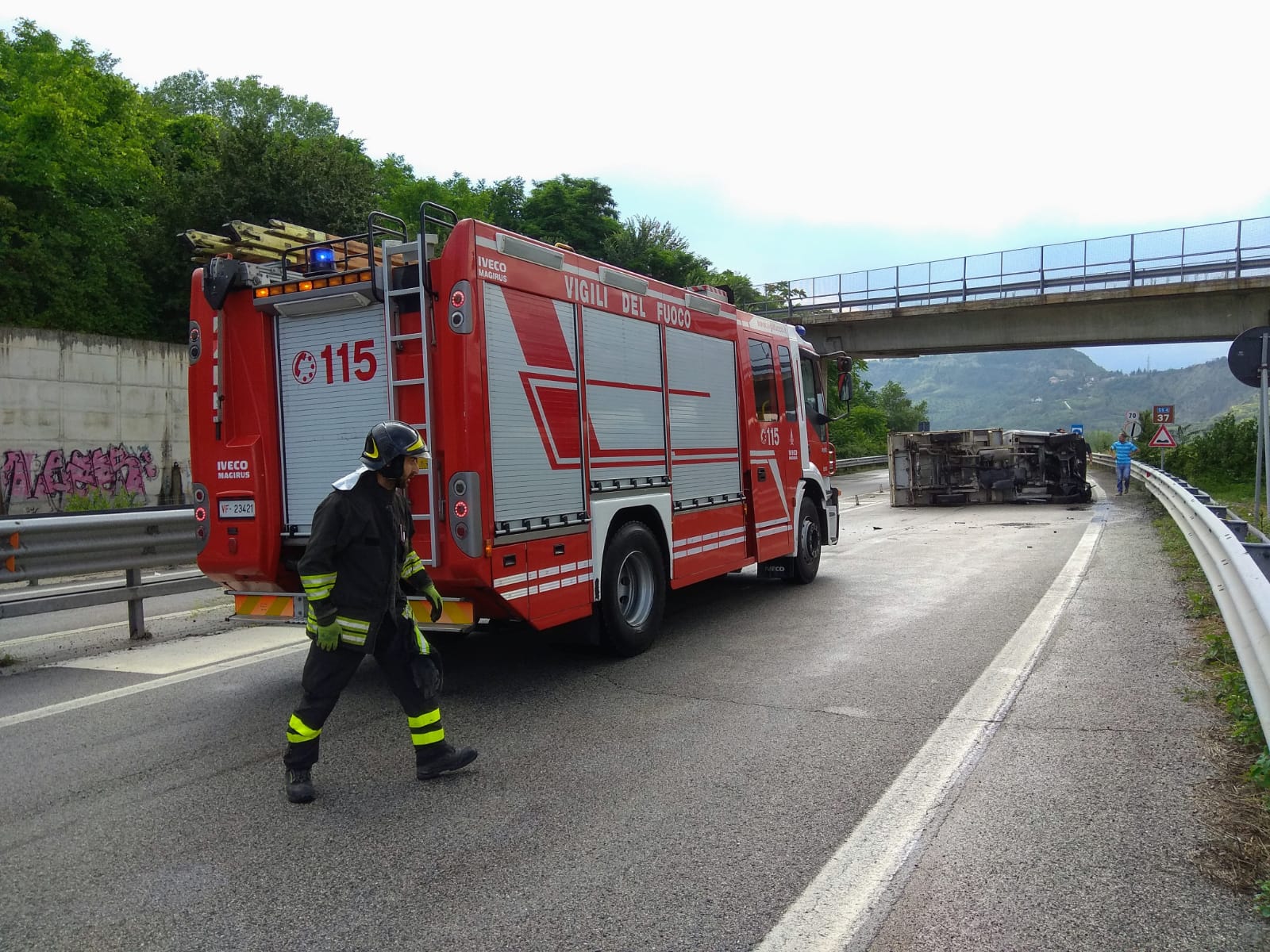 Autocarro si ribalta in superstrada <br> conducente incastrato e ferito