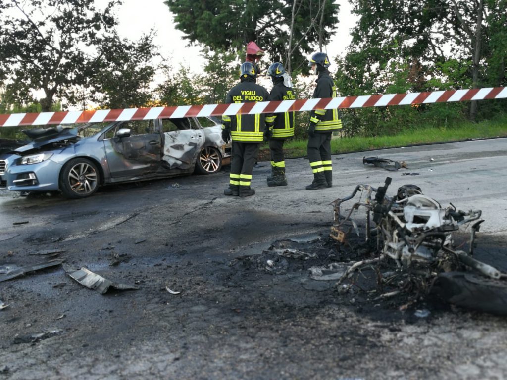 Schianto lungo la Capodarchese, <br> auto e moto a fuoco: <br> soccorso il centauro (Foto)