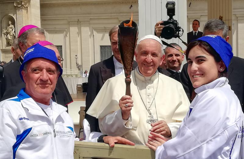 Pellegrinaggio Macerata-Loreto, <br> il Papa benedice la Fiaccola: <br> «Sabato sentirete la mia voce»
