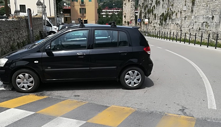 Parcheggi selvaggi a Porta Romana, <br> segnaletica a singhiozzo all’Annunziata