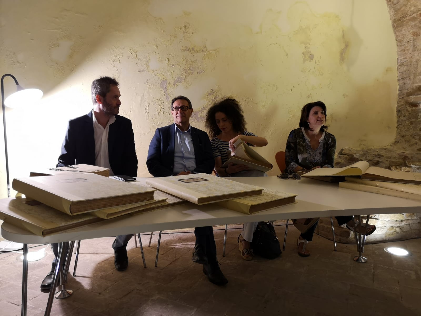 Gli studenti dell’Isc Centro <br> restituiscono alla città <br> i registri dell’archivio restaurati