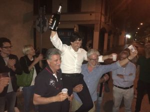 Il sindaco riconfermato esulta: <br> «Grande risultato che mi allarga il cuore» <br><span> Foto e Video </span> Il sindaco riconfermato esulta: <br> «Grande risultato che mi allarga il cuore» <br><span> Foto e Video </span>