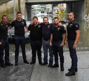 Salvano due donne dall’annegamento <br> «Medaglia d’oro per i poliziotti eroi» Salvano due donne dall’annegamento <br> «Medaglia d’oro per i poliziotti eroi»