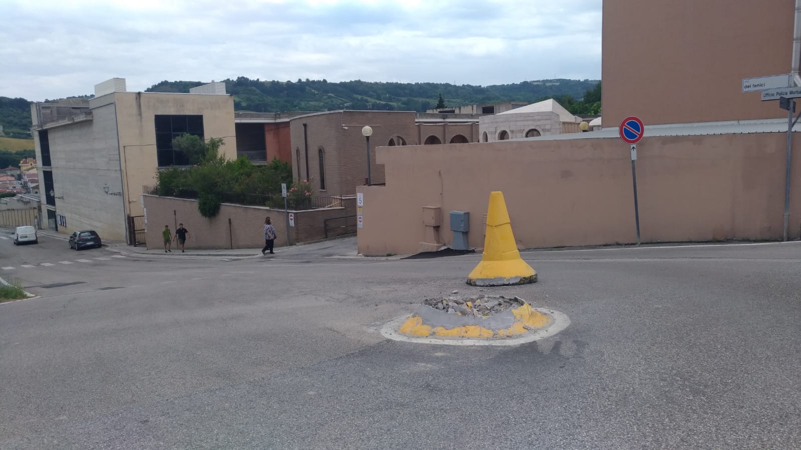 Il “giallo” del fittone <br> abbattuto e le auto rotte