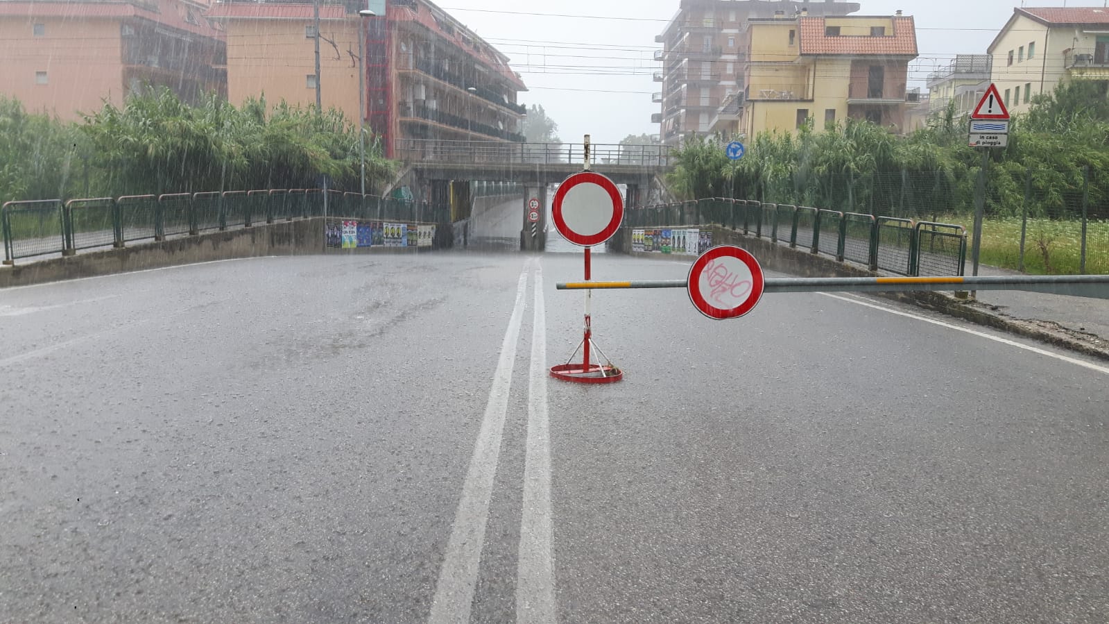 Città a mollo <br> e il “fascino bagnato” <br> dei sottopassi allagati