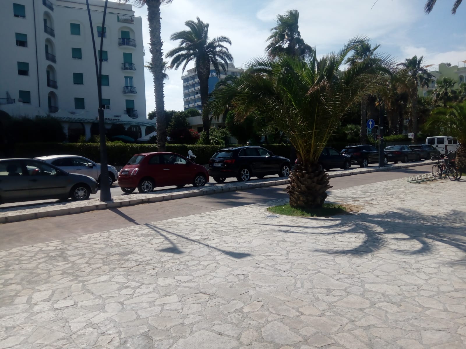 Lungomare chiuso, via le auto: <br> ma è soltanto una bufala