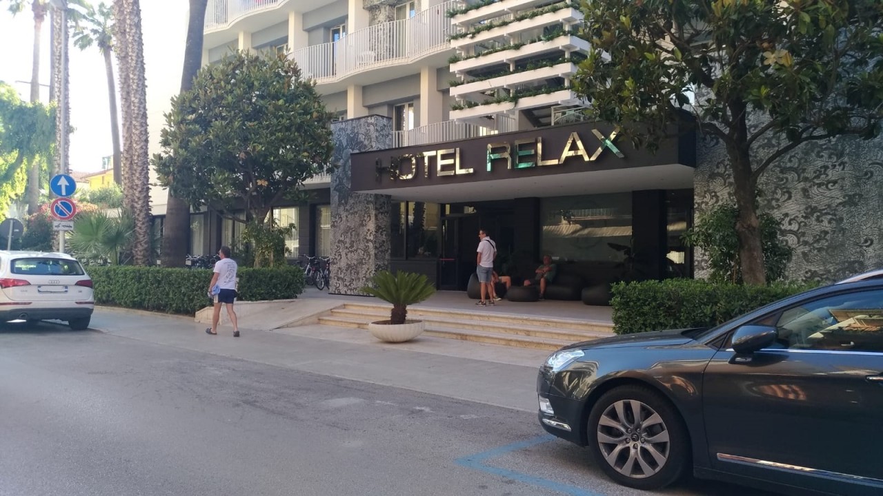 Hotel: ingresso blu <br> e accoglienza “fuori dal Comune”