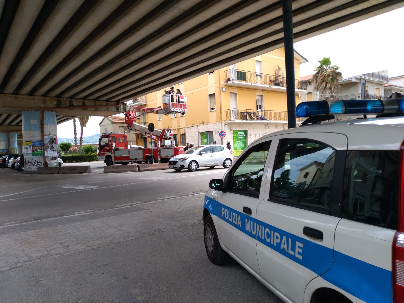 Rigonfiamento sospetto sul cavalcavia <br> In corso le verifiche dei pompieri