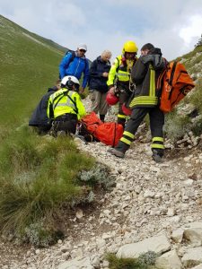 Donna 50enne cade lungo il sentiero, <br> doppio intervento volante sul Vettore <br> <span> (Foto e Video) Donna 50enne cade lungo il sentiero, <br> doppio intervento volante sul Vettore <br> <span> (Foto e Video)