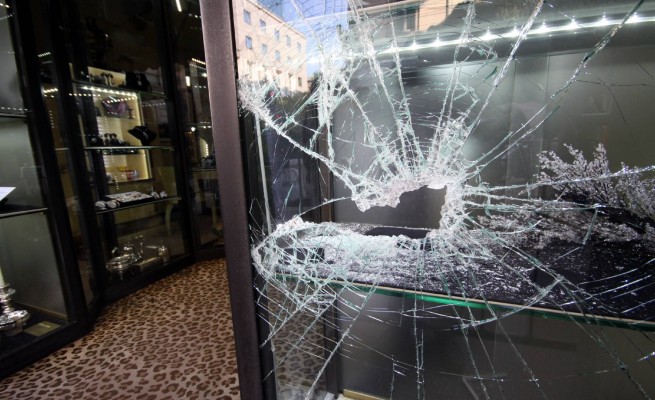 Ripulita la gioielleria <br> del centro commerciale, <br> i banditi usano un cric e una mazza