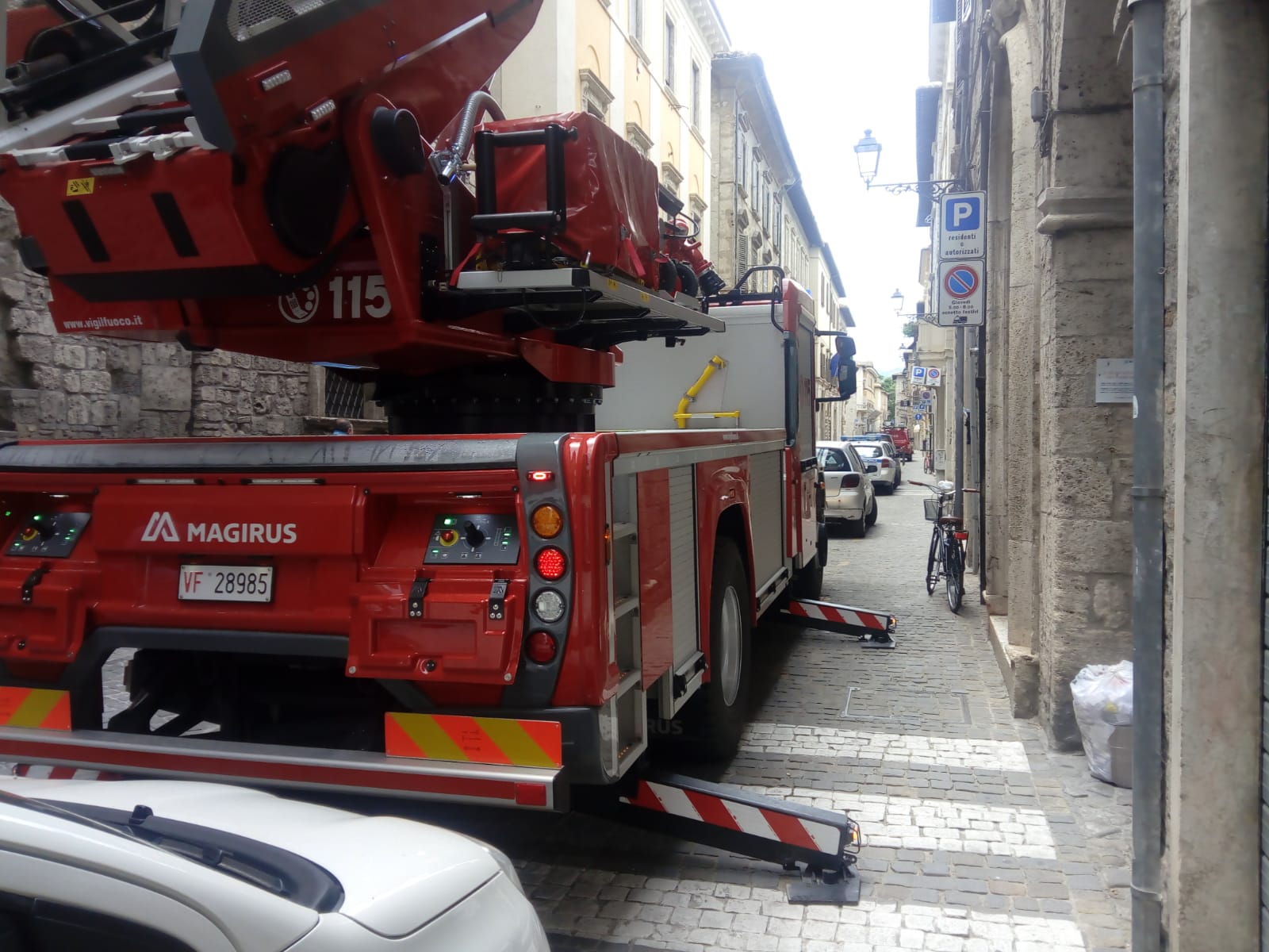 Tetto pericoloso in centro, <br> ci pensano i Vigili del fuoco