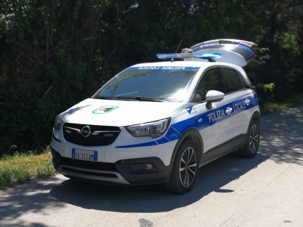 Con la moto contro un’auto, <br> un 22enne finisce all’ospedale
