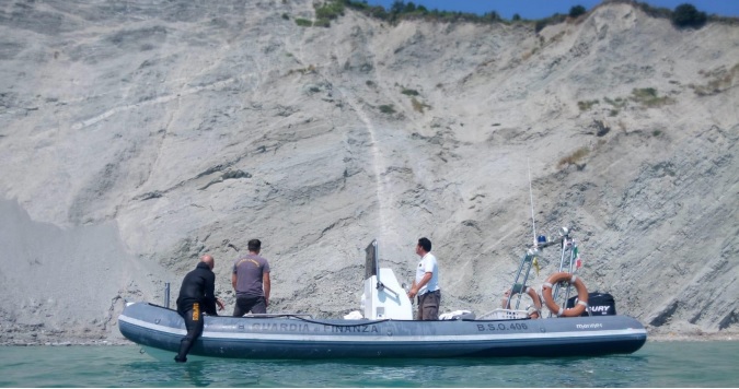 Crolla la falesia al Conero: <br> giovane trova riparo buttandosi in acqua, <br> soccorso dalla guardia di finanza