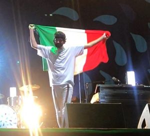 II rock dei Kasabian strega le Marche <br> Pizzorno scende tra il pubblico col tricolore <br> <span> (Video, foto e scaletta del live) II rock dei Kasabian strega le Marche <br> Pizzorno scende tra il pubblico col tricolore <br> <span> (Video, foto e scaletta del live)