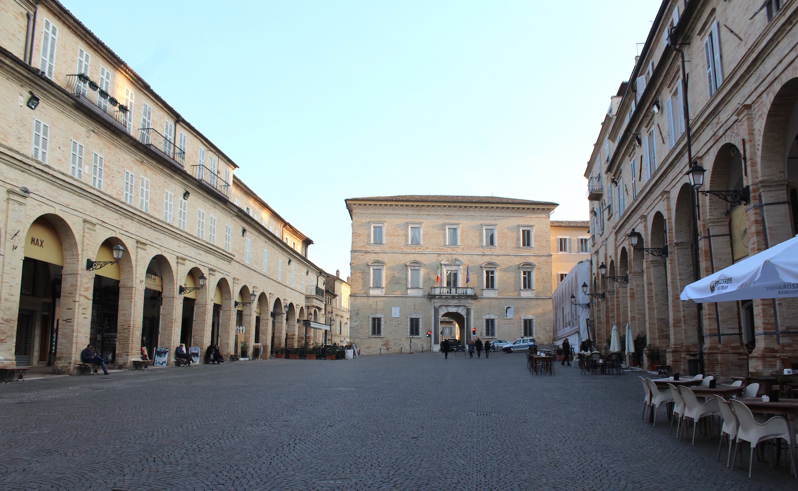 Bimbo fa i capricci in piazza <br>e rimedia un ceffone <br> da uno sconosciuto