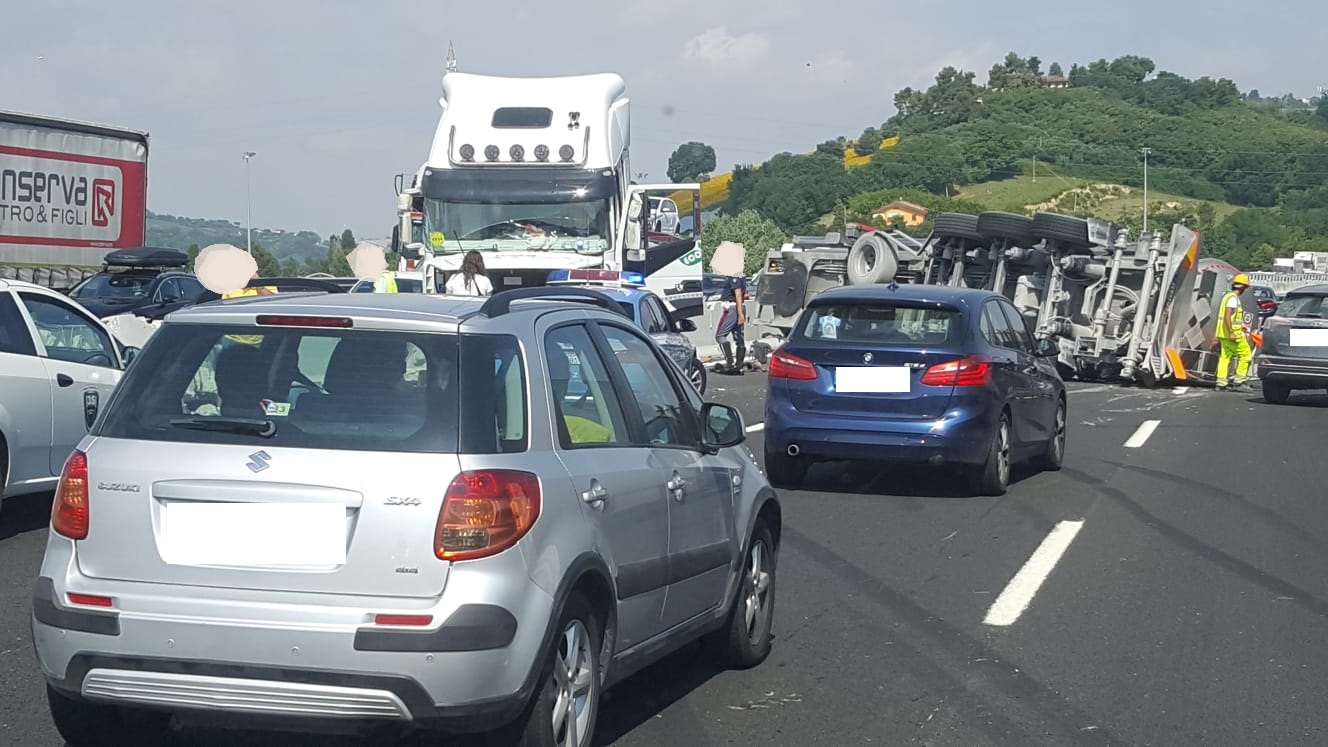 Schianto in A14, <br> Tir si ribalta sulla carreggiata (Foto)