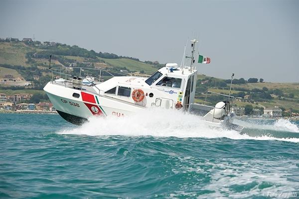 Catamarano disalberato, due velisti <br> soccorsi dalla Guardia Costiera